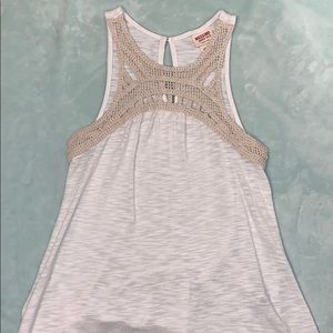 sleeveless tee